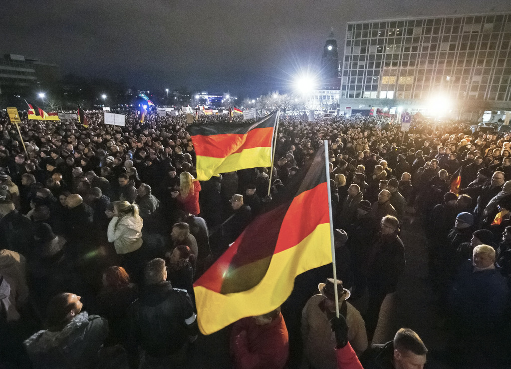 15 000 personnes ont répondu à l'appel de Pegida pour défiler dans les rues de Dresde contre les "demandeurs d'asile criminels".