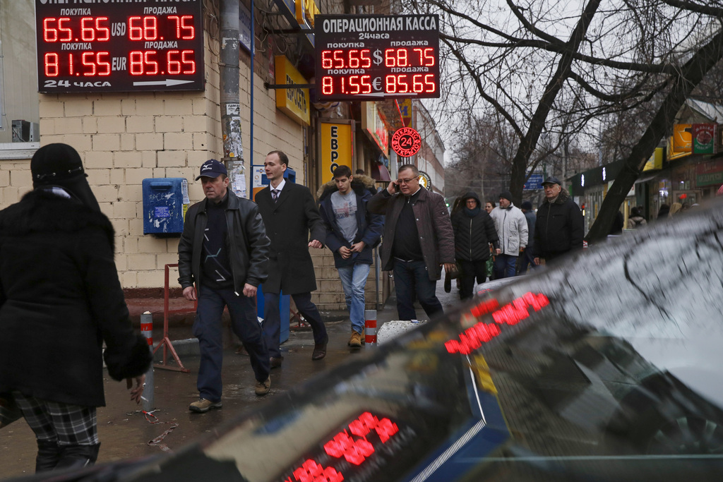 Les panneaux d'un bureau de change à Moscou indiquent la chute spectaculaire du rouble ce mardi.