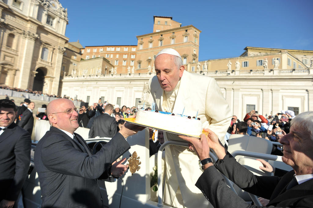 Pour ses 78 ans, le pape avait soufflé des bougies et bu du maté lors de son passage dans la foule avant l'audience hebdomadaire mercredi matin.