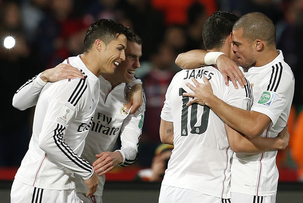 Cristiano Ronaldo (gauche) et ses coéquipiers se congratulent après le deuxième but de Gareth Bale (deuxième depuis la gauche)à la Coupe du Monde des clubs à Marrakech