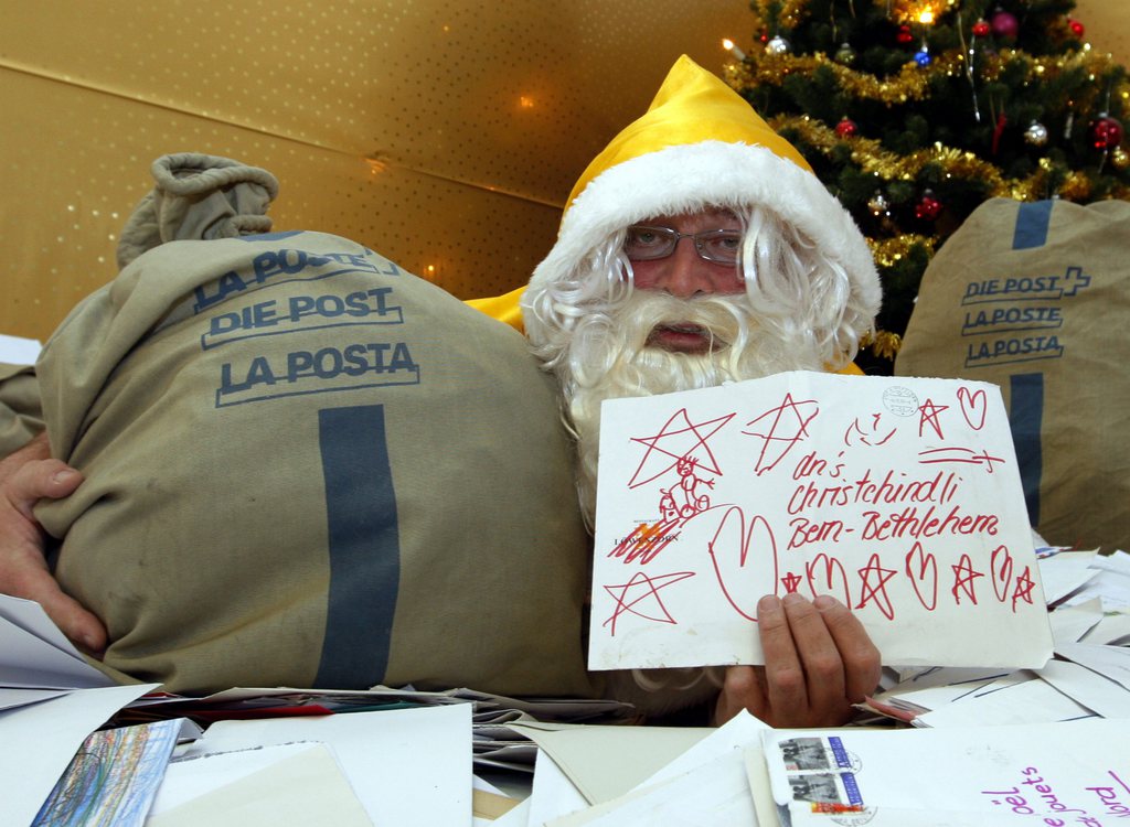 Le Père Noël recevra toutes les lettres des enfants suisses grâce à la Poste.