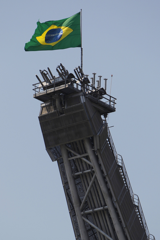 Un drapeau brésilien flotte au-dessus d'une plateforme pétrolière de Petrobras.