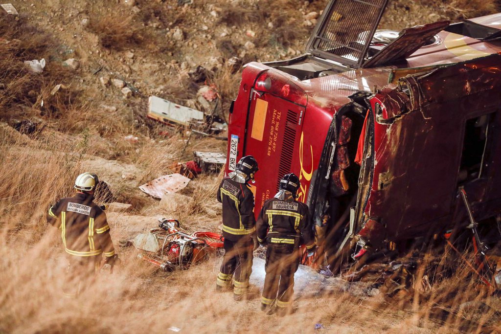 Douze personnes sont mortes dans un accident d'autocar survenu peu avant minuit dans le sud-est de l'Espagne. Le véhicule a chuté de plusieurs mètres dans un ravin, terminant sa course sur le flanc. 