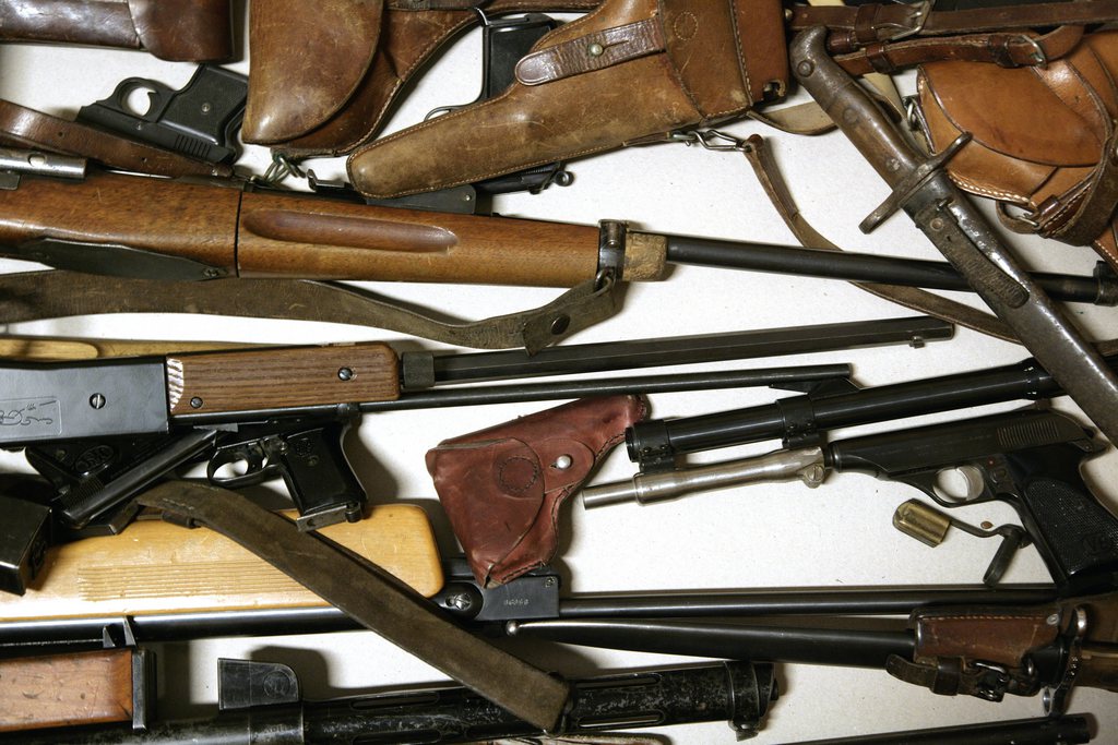 La police cantonale bernoise a saisi plusieurs centaines d'armes au domicile d'un homme dans l'Oberland bernois.