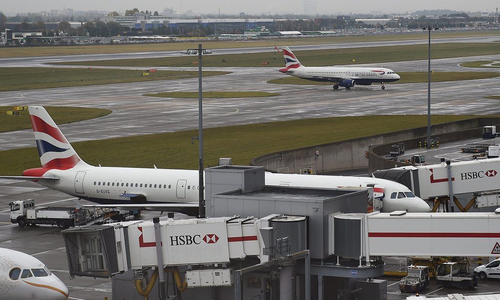 epa04445932 Passenger aircraft taxi at Heathrow Airport in London, Britain, 14 October 2014. Heathrow Airport is set to begin Ebola screening on 14 October, whereby passengers will have their temperatures tested for the Ebola virus.  EPA/ANDY RAIN