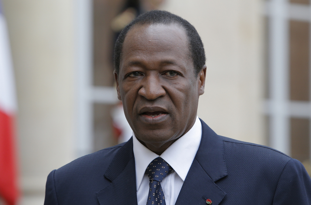 En 27 ans de règne, le président burkinabé Blaise Compaoré s'est imposé comme un incontournable médiateur dans les crises africaines. Mais il n'a pas su gérer la contestation dans son propre pays, où la rue l'a contraint à la démission.