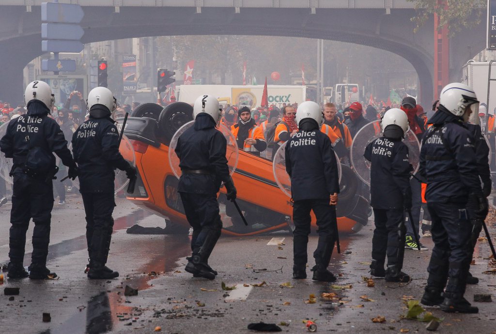 La petite Peugeot orange, renversée et incendiée jeudi par des casseurs lors d'une manifestation anti-austérité à Bruxelles a été "remboursée" grâce à la solidarité des internautes.