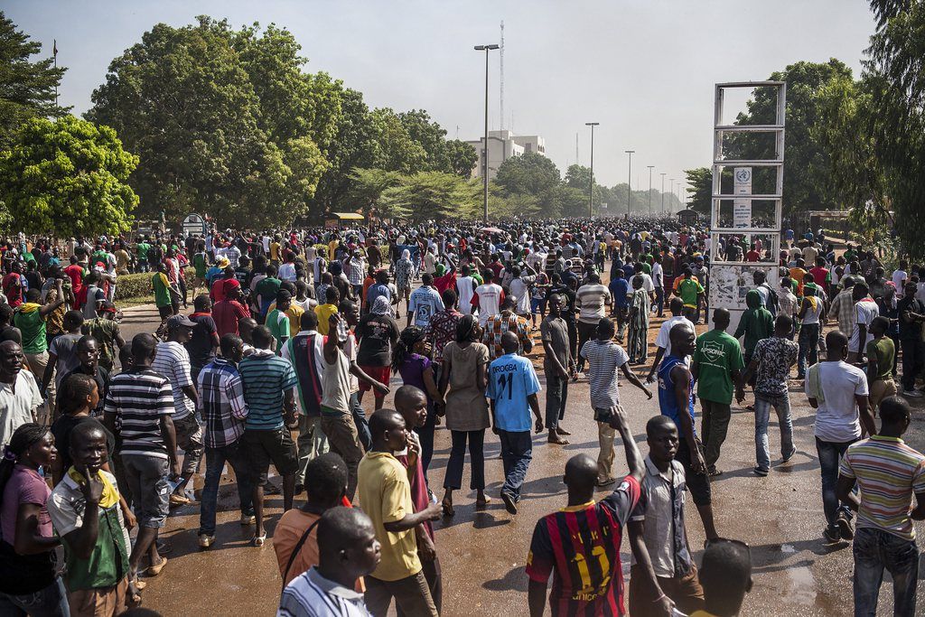 Des milliers de manifestants sont descendus dans les rues de Ouagadougou pour demander la démission du chef du gouvernement.