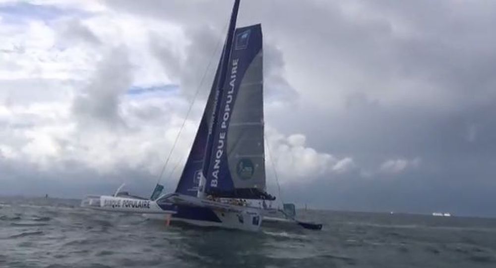 Loïck Peyron a été impressionnant alors que des conditions extrêmes ont secoué les compétiteurs.  