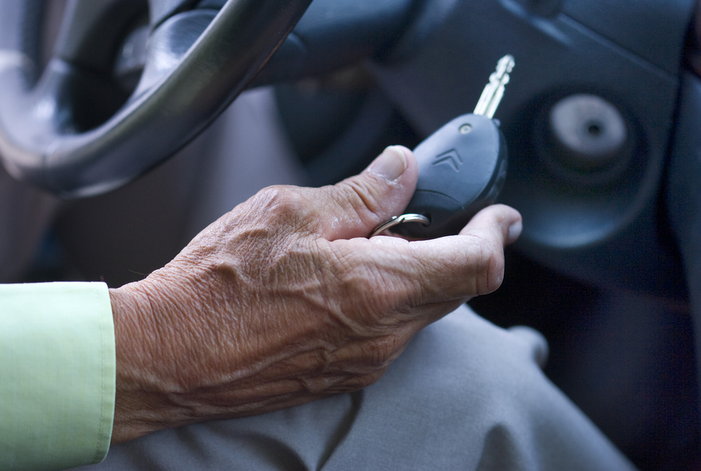 Les personnes âgées devraient pouvoir continuer à conduire, même lorsqu'elles ne remplissent plus tout à fait les exigences médicales minimales. 