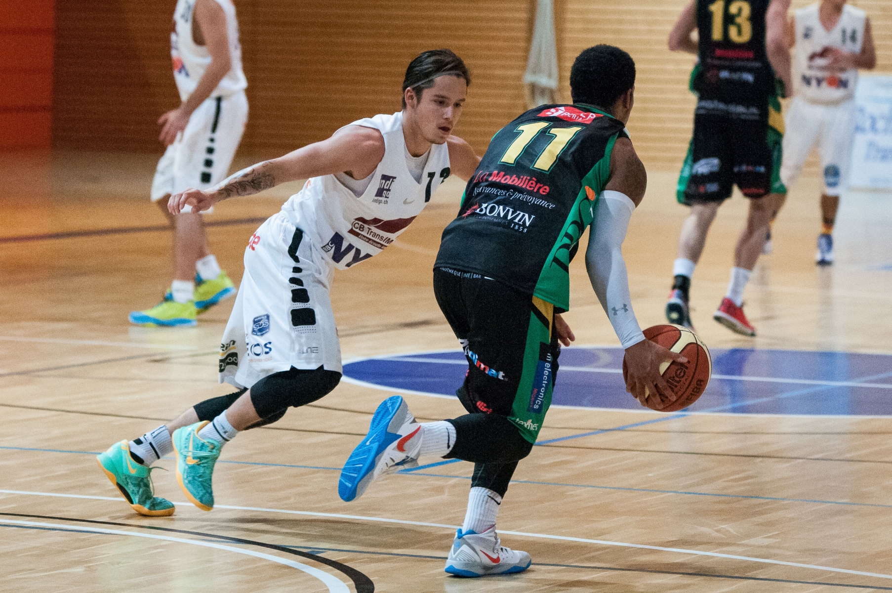 Loan Morand défend sur un joueur de Monthey.