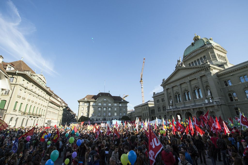 Hunderte Menschen demonstrieren gegen die Ecopop-Initiative, am Samstag, 1. November 2014, in Bern. Ueber diese Vorlage hat die Schweizer Stimmbevoelkerung am 30. November 2014 abzustimmen. (KEYSTONE/Peter Schneider)