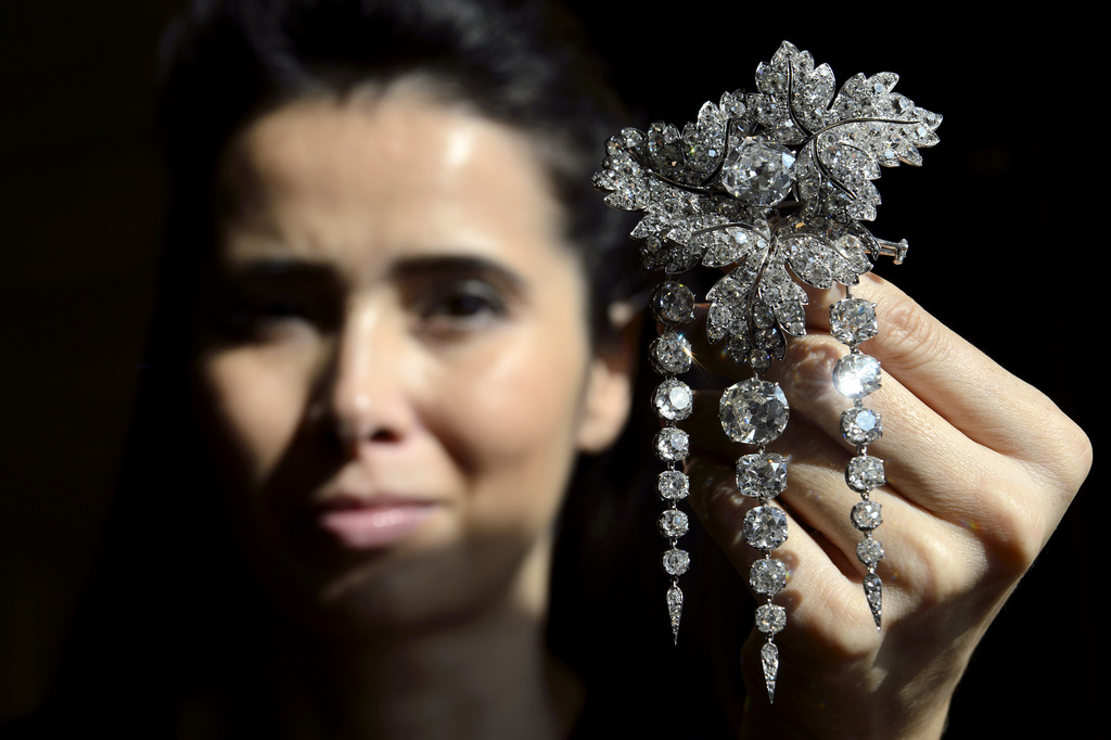 Un joyau de la Couronne de France, une broche en diamants ayant appartenu à l'impératrice Eugenie, a été adjugé mardi soir aux enchères à Genève pour deux millions de dollars (1,9 million de francs).