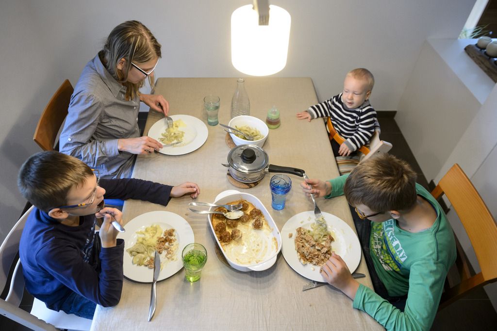 A nine-year-old boy and his eight-year-old brother are having lunch with their mother and a 6 month old baby, during the school lunch break, pictured in Daillens in the canton of Vaud, Switzerland, on November 5, 2014. (KEYSTONE/Laurent Gillieron)