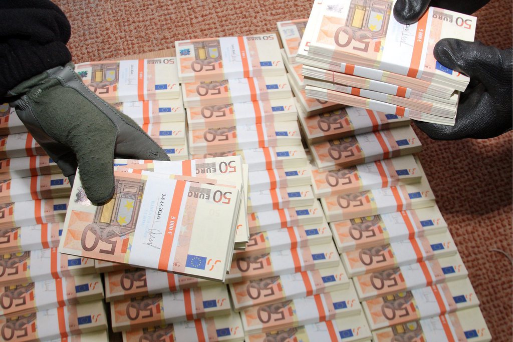 Les faussaires impriment les billets à quelque part dans le monde, comme ici à Varsovie (Pologne) en 2011. Le stock est ensuite écoulé par petites quantités, grâce à des individus indélicats.