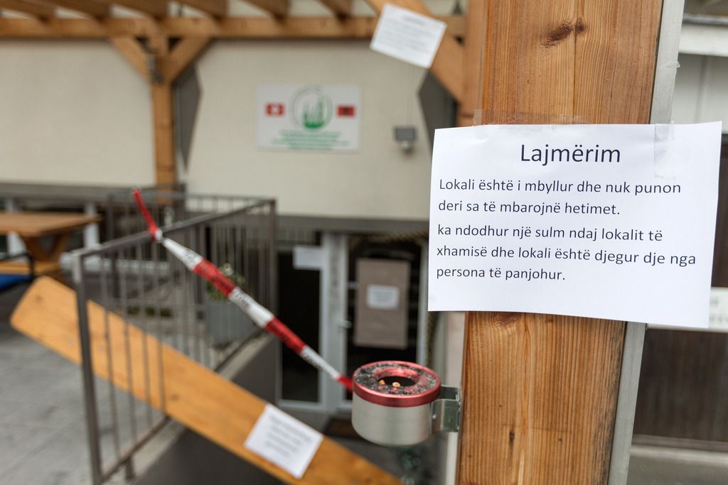 Ein Papier in albanischer Schrift informiert ueber den Brandanschlag am Eingang zum Lokal des islamisch-albanischen Kulturvereins in Flums am Sonntag, 7. Dezember 2014. Umbekannte haben am fruehen Sonntagmorgen einen Anschlag auf ein Lokal des islamisch-albanischen Kulturvereins in Flums, SG, veruebt. Durch eine eingeschlagene Glastuere wurden zwei Molotow-Cocktails in die dahinterliegende Cafeterie geworfen. Es entstand ein Mottbrand und Mobiliar wurde angesengt. (KEYSTONE/Arno Balzarini)