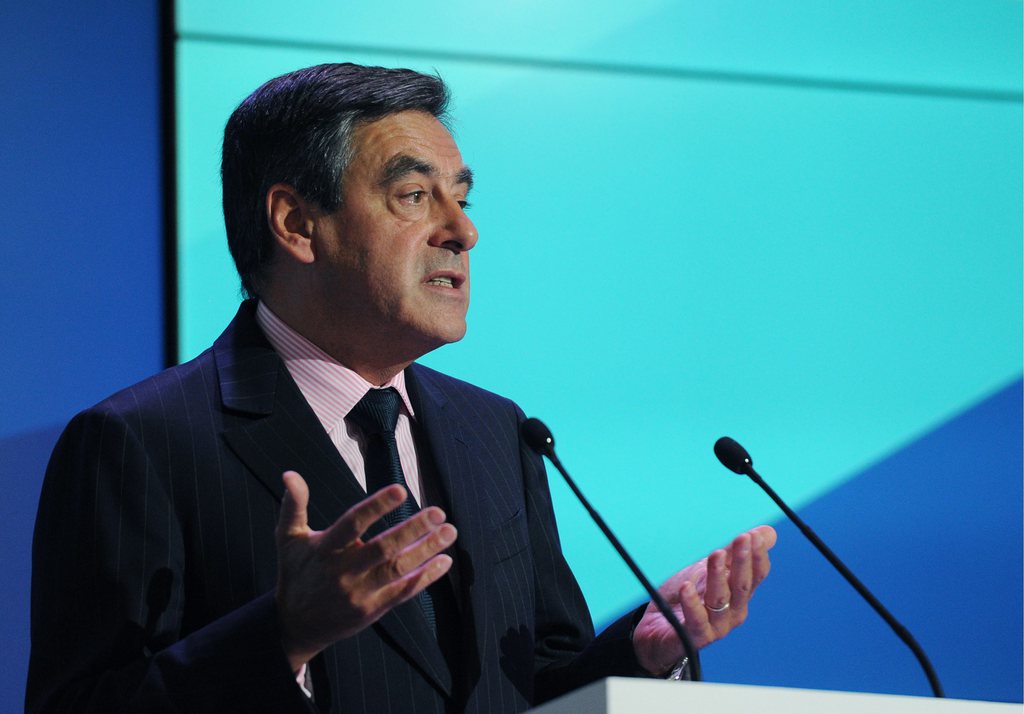 L'ex-premier ministre français François Fillon s'estime victime d'un complot après les révélations du "Monde". 