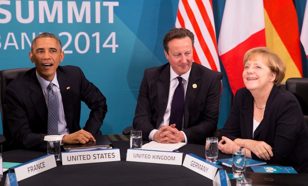 epa04491683 German Chancellor Angela Merkel (R) chats with British Prime Minister David Cameron (C) and US President Barack Obama (L) during the USA-EU meeting at the G20 summit in Brisbane, Australia 16 November 2014. The summit aims to stimulate growth and employment worldwide. Heads of state and government will also discuss the fight against the terror militia IS as well as the Ebola epidemic.  EPA/KAY NIETFELD