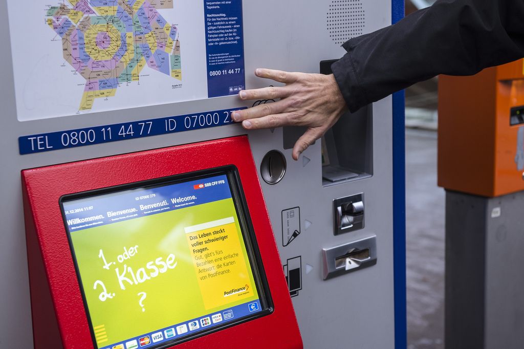 Ein neuer Billettautomat der SBB steht bei der Welle am Bahnhof Bern, am Montag, 1. Dezember 2014, in Bern. Die neuen Automaten sind mit einer Gratisnummer und einer ID-Nummer versehen. Somit kann der Kunde bei Bedienungsproblemen Kontakt mit dem Callcenter in Brig aufnehmen, von dort aus kann der Automat nach Erkennung der ID-Nummer wenn noetig auch fernbedient werden. (KEYSTONE/Peter Schneider)