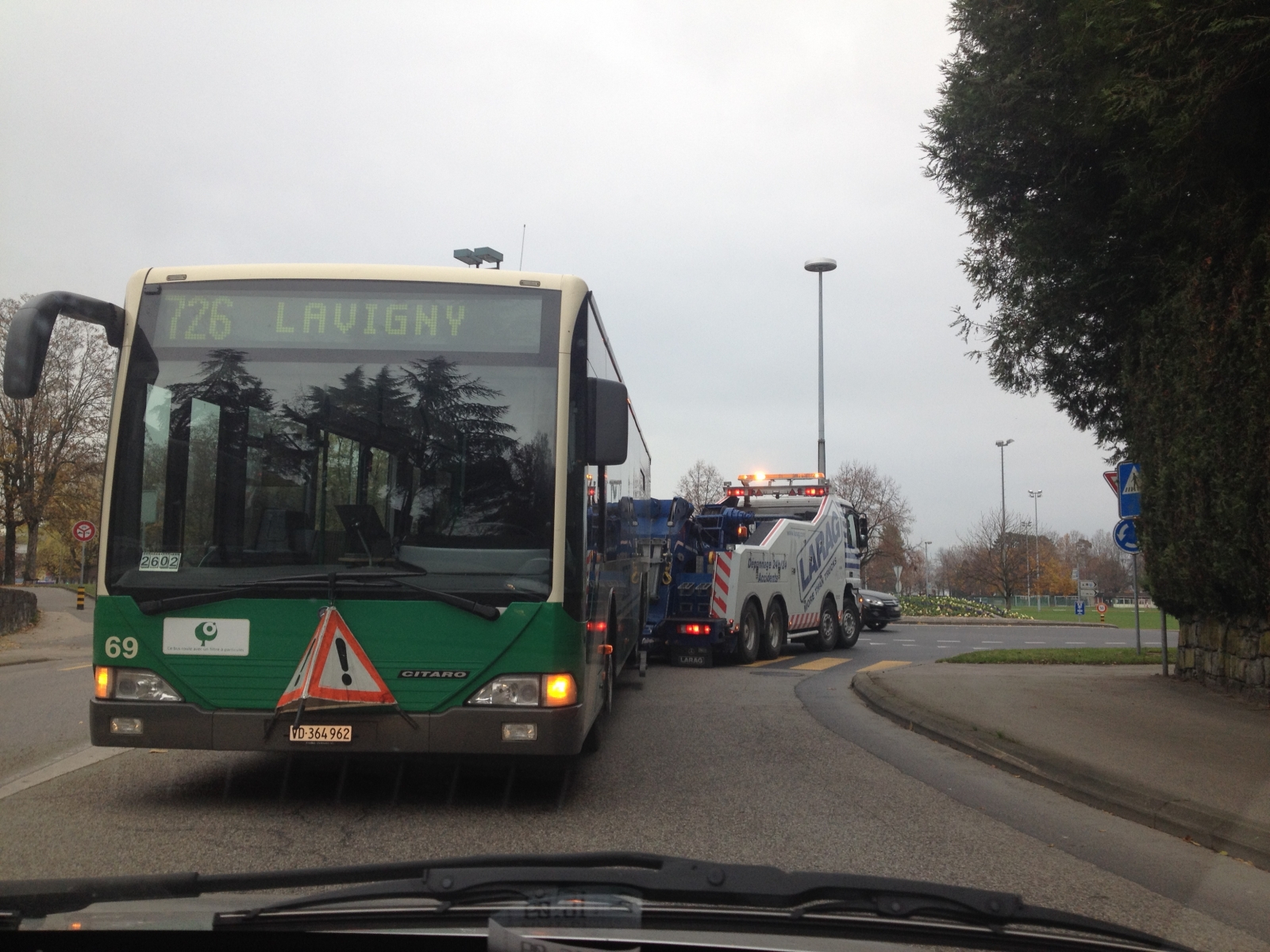 Le bus endommagé a été remorqué. Ici à l'arrêt en attendant de pouvoir s'engager sur le rond-point à la hauteur du Parc des Sports à Morges.
