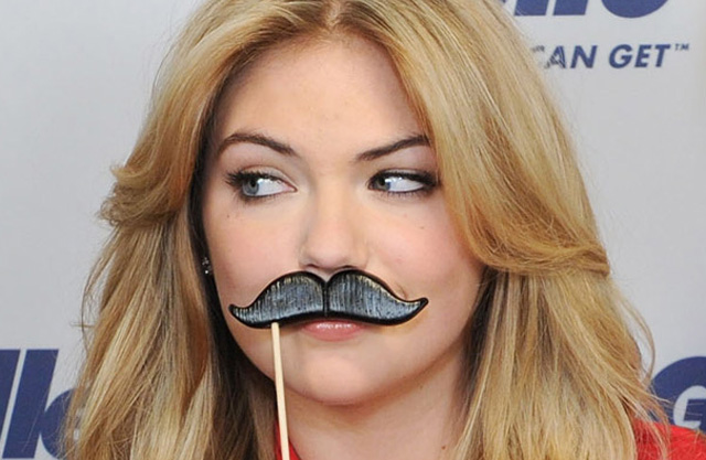 L'actrice et mannequin Kate Upton soutient le mouvement mondial Movember.