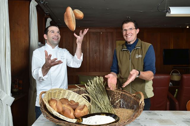 Daniel et Samuel Baumgartner produisent à eux deux un pain 100% nyonnais.