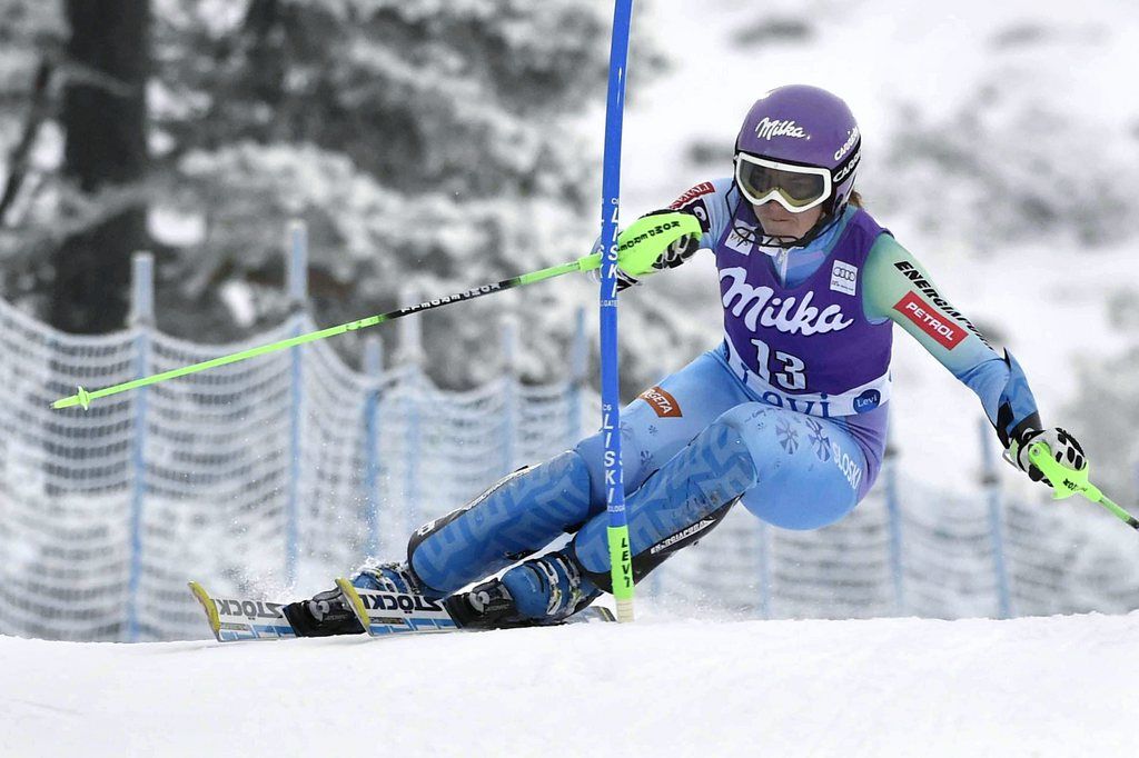 epa04490497 Tina Maze of Slovenia clears a gate during the Women's Slalom race at the FIS Alpine Skiing World Cup event in Levi, Finland, 15 November 2014.  EPA/MARKKU OJALA FINLAND OUT