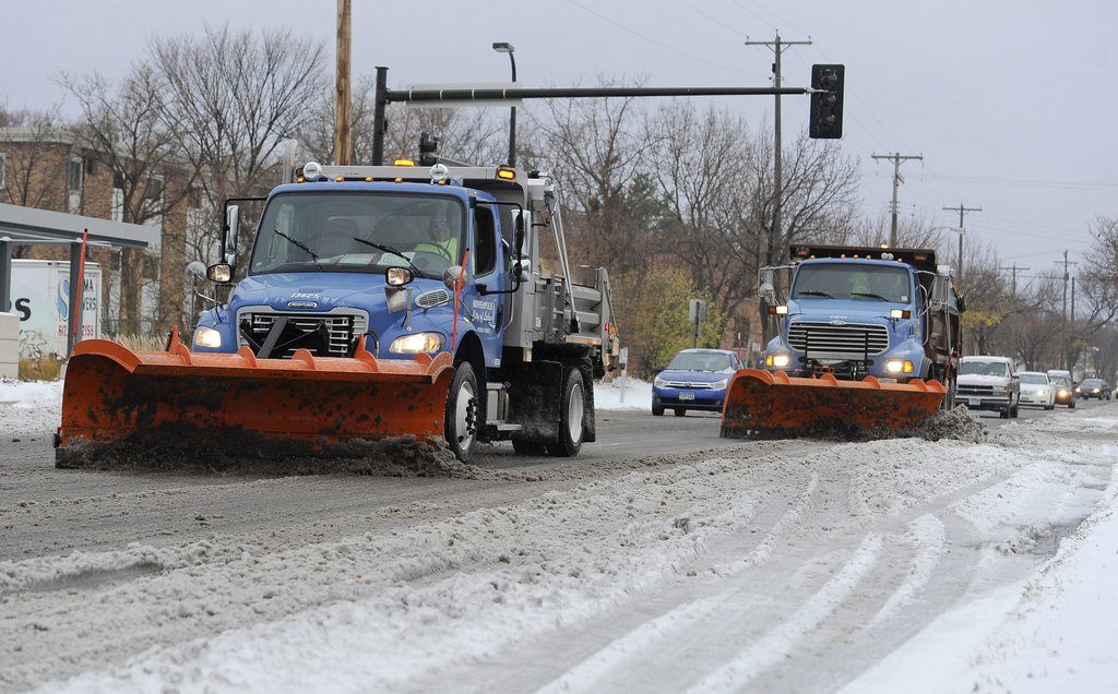 epa04484497 Plows clear the streets during the season's first snowstorm in Minneapolis, Minnesota, USA, 10 November 2014. Snow is forecast in the region over the coming days.  EPA/CRAIG LASSIG