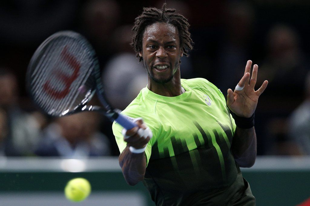 epa04467258 Gael Monfils of France returns the ball to Joao Sousa of Portugal during their first round match at the BNP Paribas 2014 Masters tennis tournament in Paris, France, 28 October 2014.  EPA/YOAN VALAT