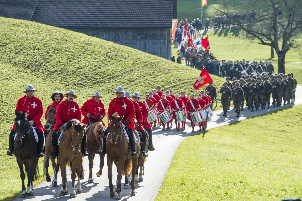 Die Roten Schwyzer fuehren den Umzug von Sattel, SZ, zur Schlachtkapelle im Schornen, ZG, an wo sich am Samstag, 15. November 2014 die Schlacht bei Morgarten zum 699. Mal jaehrt. (KEYSTONE/Sigi Tischler)