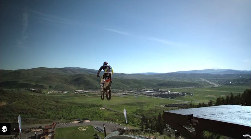 114 mètres, c'est la distance parcourue par le pilote de motocross Robbie Maddo Maddison lors d'un saut impressionnant, réalisé depuis le tremplin de saut à ski du parc olympique de Salt Lake City (USA).