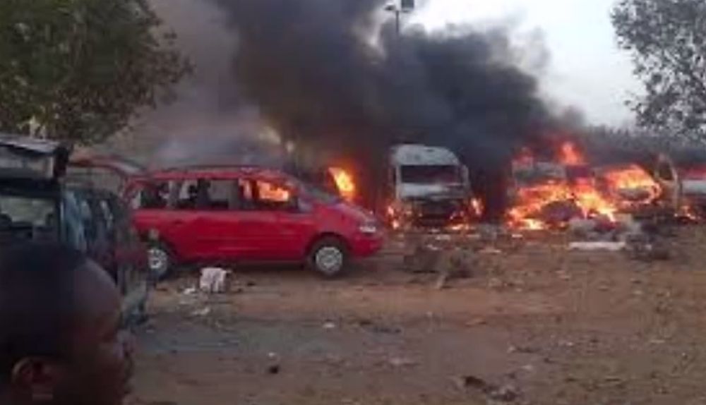 Un triple attentat à la bombe a fait au moins huit morts et 34 blessés à la gare routière de la ville de Gombe, dans le nord-est du Nigeria, vendredi matin, selon les services de secours. Les explosifs ont été placés dans des sacs à proximité des bus.