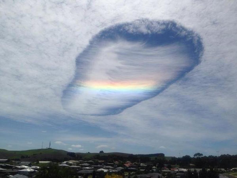 Le trou se forme quand la température baisse au sein du nuage. 