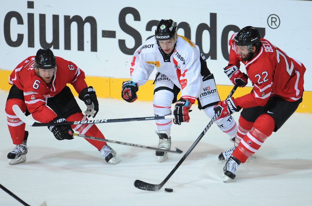 Après avoir battu le Canada samedi, Reto Suri (C) et les Suisses se sont offert une deuxième victoire à la Deutschland Cup en s'imposant 1 à 2 face à la Slovaquie dimanche.