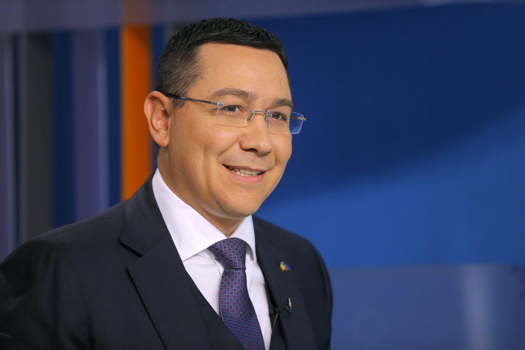 epa04487217 Romanian Prime Minister and presidential candidate Victor Ponta smiles to his opponent Klaus Iohannis (not pictured) during a TV debate in  Bucharest, Romania, 12 November 2014. Romanians will attend the run-off polls on Sunday, November 16, to elect a new president. Prime Minster Victor Ponta leads after the first round of presidential election over Klaus Iohannis, an ethnic German mayor who is backed by a two parties alliance named Liberal-Christian Alliance (ACL).  EPA/ROBERT GHEMENT / POOL