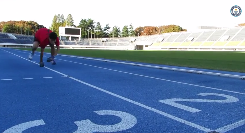 Le record de vitesse du 100m parcouru à quatre pattes a été battu jeudi par un Japonais.