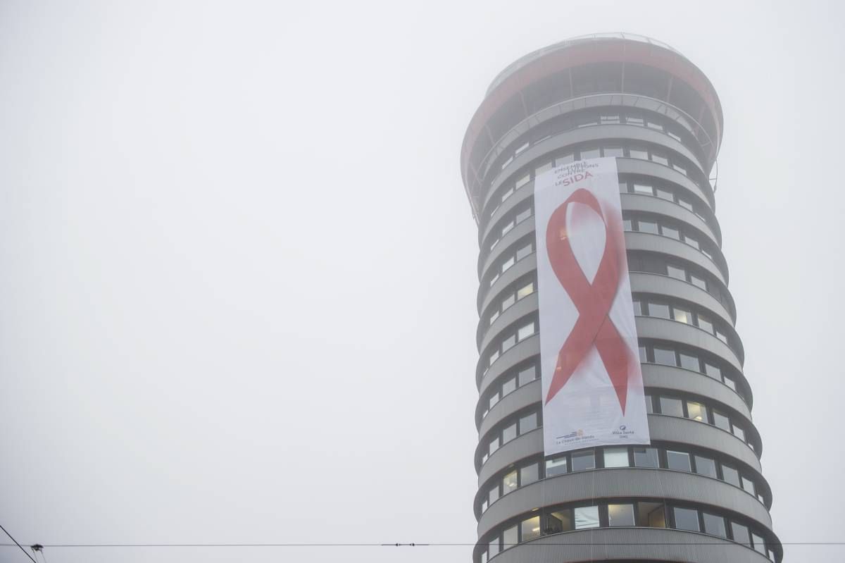 Une banderole montrant le ruban rouge, symbole de la lutte contre le Sida, a été deployée sur la tour Espacite lors de la journee mondiale de lutte contre le virus du SIDA ce lundi 1 decembre 2014 a La Chaux-de-Fonds. 

Photo : Lucas Vuitel