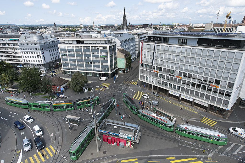 Blick vom Turmhaus auf den Aeschenplatz mit Strassenbahnen in Basel am Dienstag, 5. August 2014. (KEYSTONE/Georgios Kefalas)