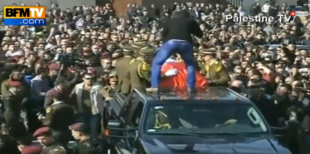 Noyée dans la foule, la voiture qui transporte le corps de Ziad Abou peine à avancer.