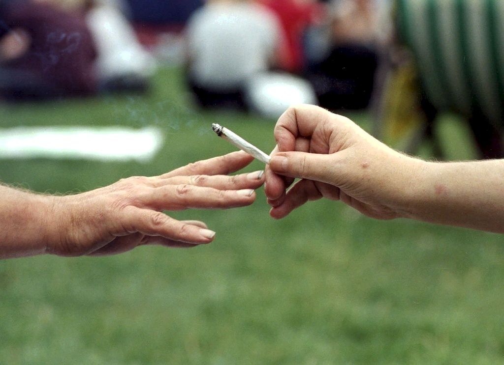 Le petit consommateur de cannabis ne sera sanctionné que d'une amende de 100 francs, a décidé le National ce jeudi.