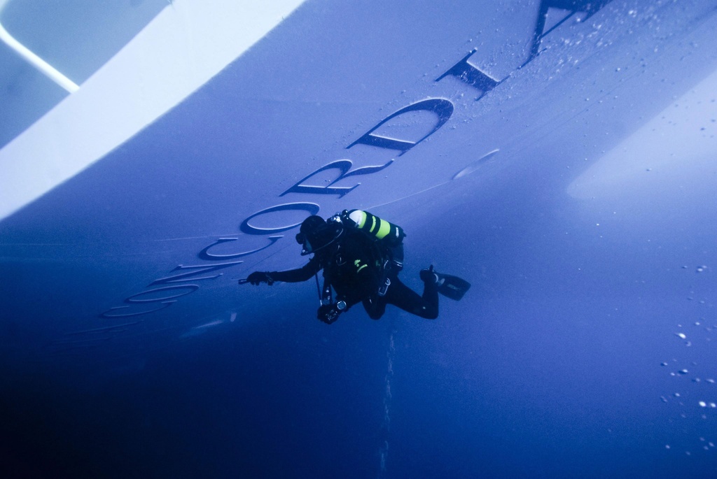 De nouveaux mouvements de l'épave du Costa Concordia ont contraint les plongeurs et sauveteurs de suspendre leurs recherches.