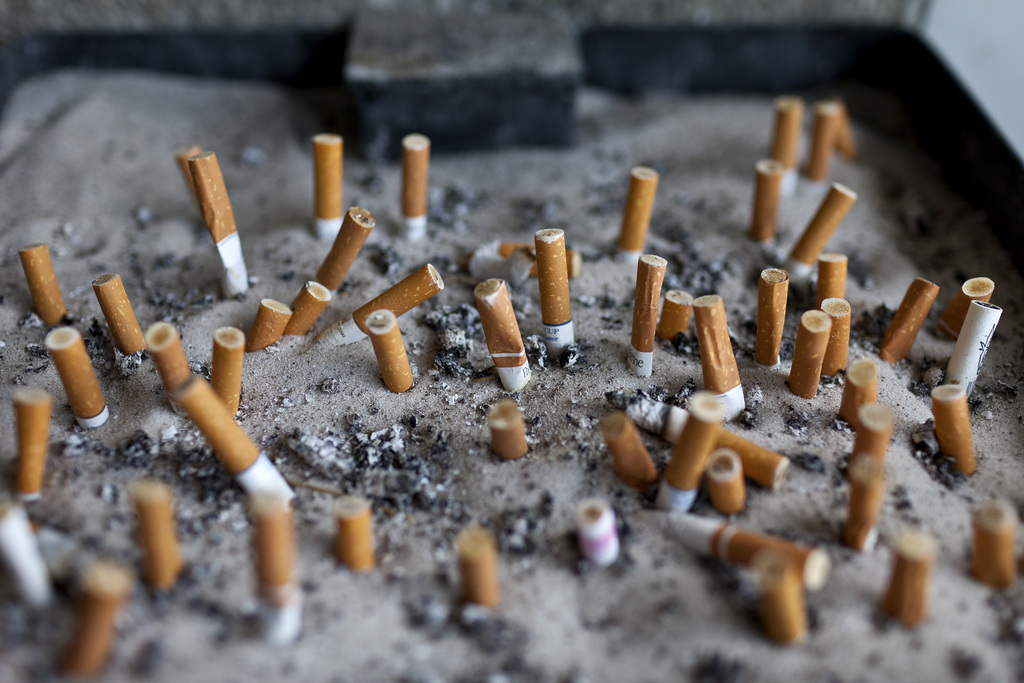La fumée de cigarette est classée en 3e position des nuisances de voisinage qui dérangent les Suisses.
