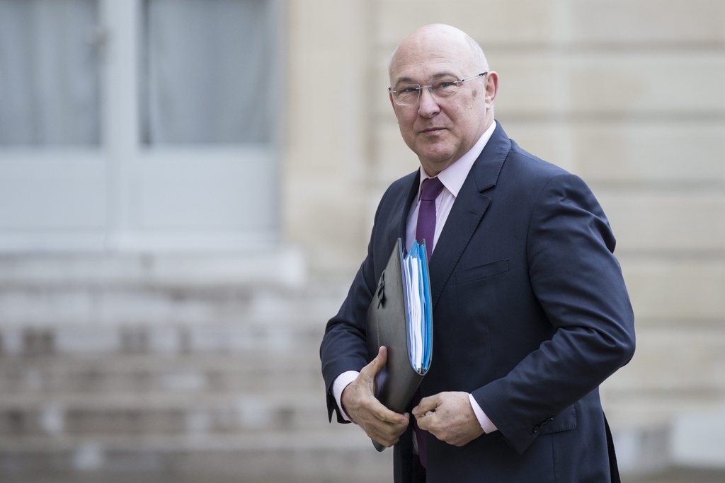 epa04229144 French Finance Minister Michel Sapin arrives at the Elysee Palace for a cabinet meeting in Paris, France, 28 May 2014. This cabinet meeting follows the European Elections that saw the overwhelming victory of the far right party Front National (FN).  EPA/ETIENNE LAURENT