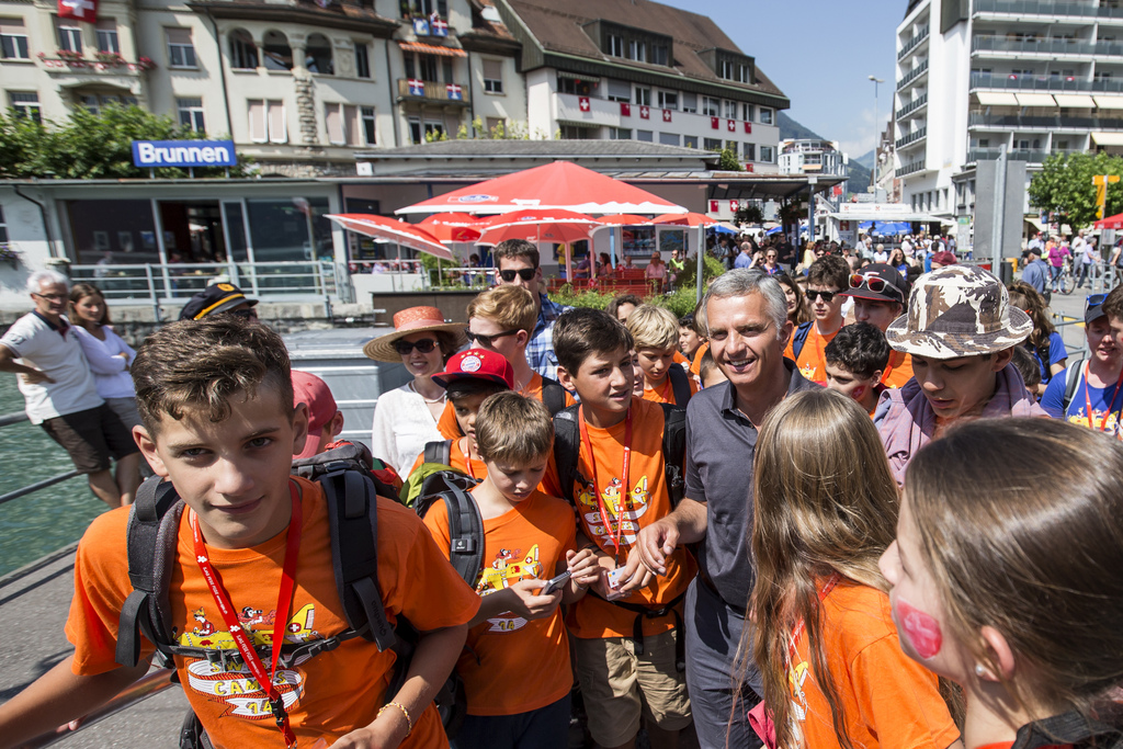 Les Suisses de l'étranger viennent régulièrement en visite dans la mère patrie, comme ici, en 2014, avec le président d'alors, Didier Burkhalter.