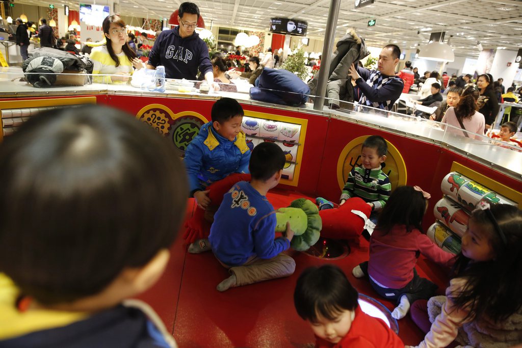 A force de ne faire qu'un enfant et de choisir des garçons, les Chinois font face à un grave déséquilibre démographique.