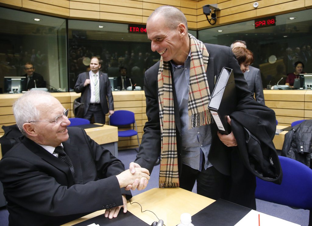 Le sourire est crispé entre le ministre allemand des finances, Wolfgang Schaeuble et son homologue grec, Yanis Varoufakis.