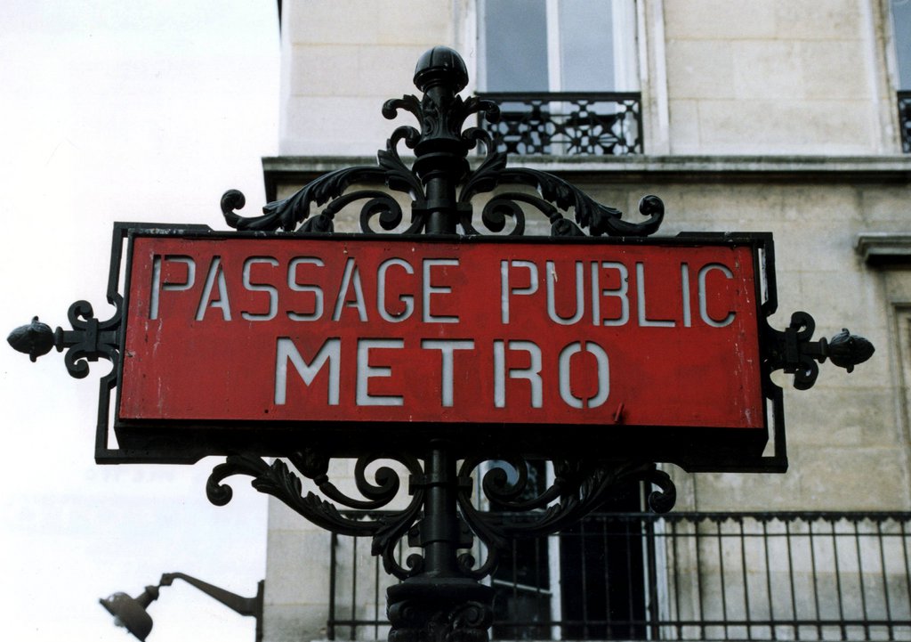 ARCHIV --- Metrostation in Paris, aufgenommen 1992. Die Pariser Metro gehoert zu Paris wie der Eiffelturm, und wenn sie bestreikt wird, versinkt die Stadt im Chaos. Aber wie kaum eine andere Untergrundbahn der Welt wird die Metro geliebt und ist fester Bestandteil des taeglicheen Lebens in der franzoesischen Metropole - spaetestens an ihrem 100. Geburtstag, dem 19. Juli 2000, faellt das allen auch wieder ein. (KEYSTONE/POLFOTO) === ONE TIME USE ONLY; DIESES BILD DARF NCIHT ARCHIVIERT WERDEN ===