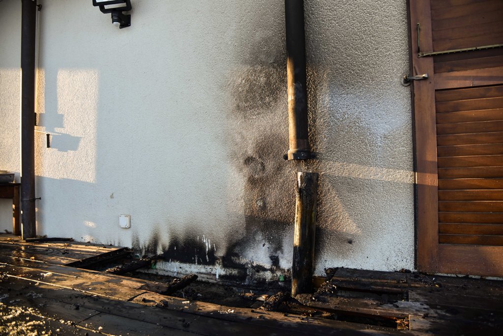 Le feu a endommagé une partie du plancher de la terrasse.