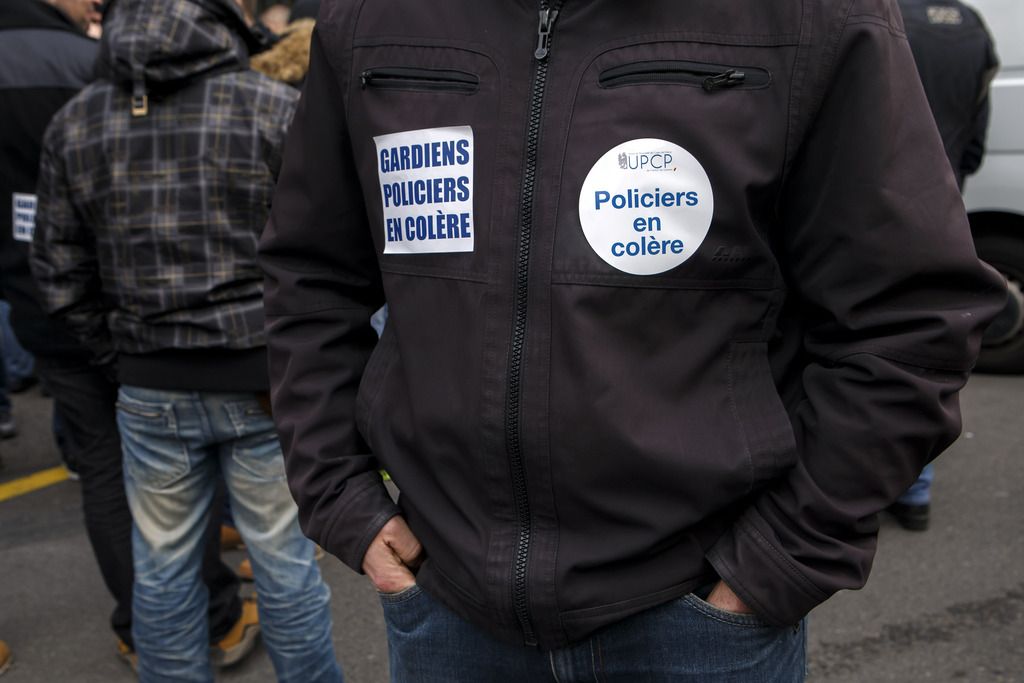 Les policers et les gardiens de prison genevoise manifestents devant l'hotel de police de Carl-Vogt, lors d'une demi journee de debrayage de la fonction publique, ce mardi 16 decmbre 2014 a Geneve. (KEYSTONE/Salvatore Di Nolfi)