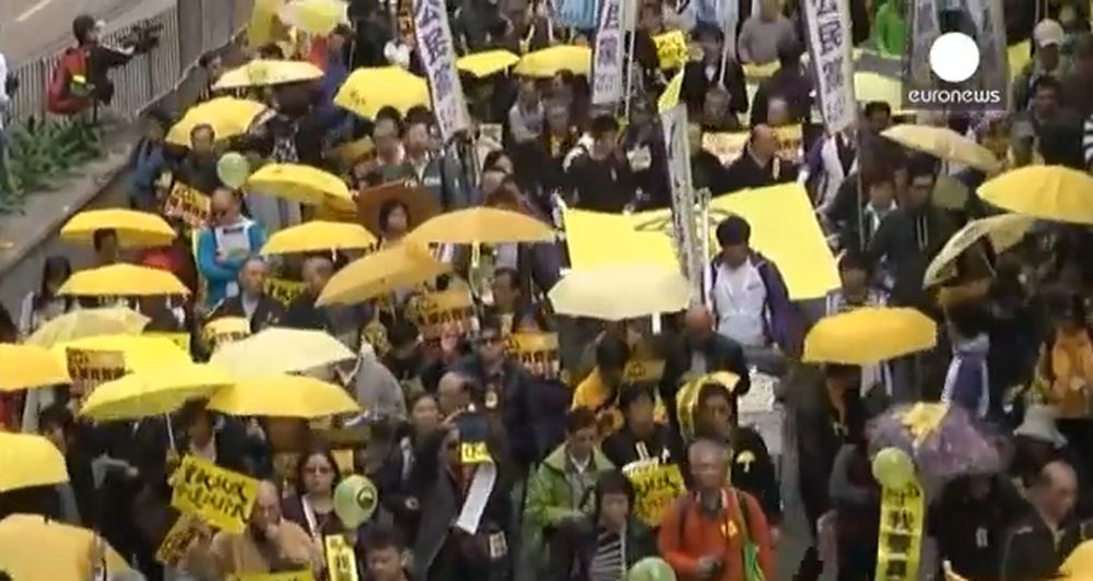 Les manifestants ont brandi des parapluies jaunes devenus le symbole de la campagne prodémocratie.